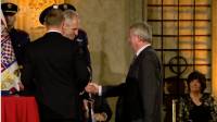 Prezident předává Karlu Sýsovi vyznamenání.